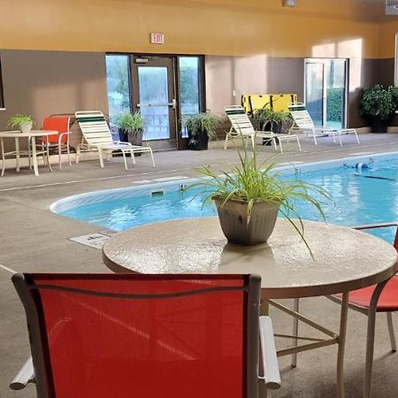 Super 8 By Wyndham Plattsburgh Hotel Bagian luar foto