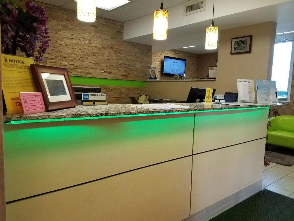Super 8 By Wyndham Plattsburgh Hotel Bagian luar foto