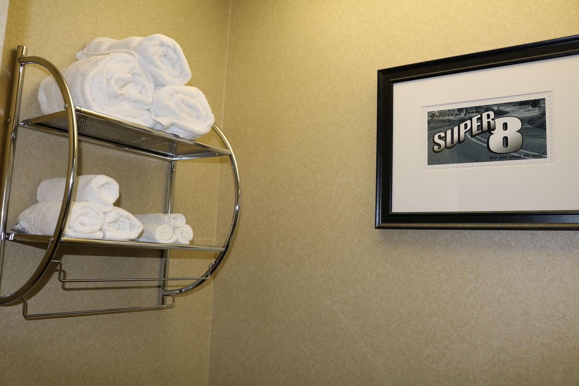 Super 8 By Wyndham Plattsburgh Hotel Bagian luar foto