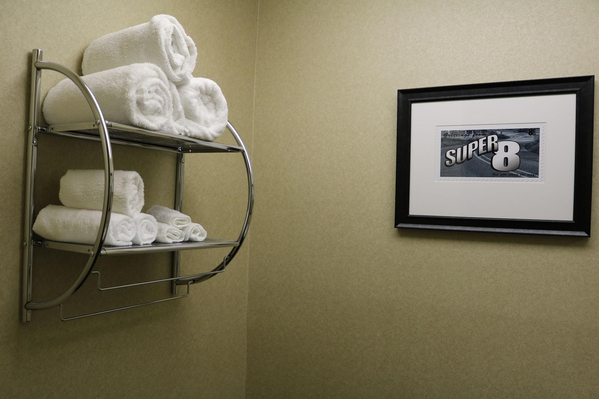 Super 8 By Wyndham Plattsburgh Hotel Bagian luar foto