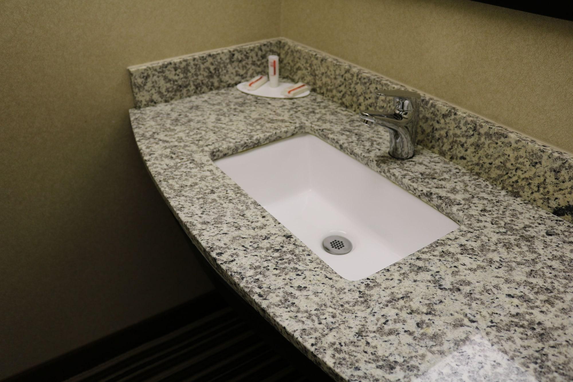 Super 8 By Wyndham Plattsburgh Hotel Bagian luar foto