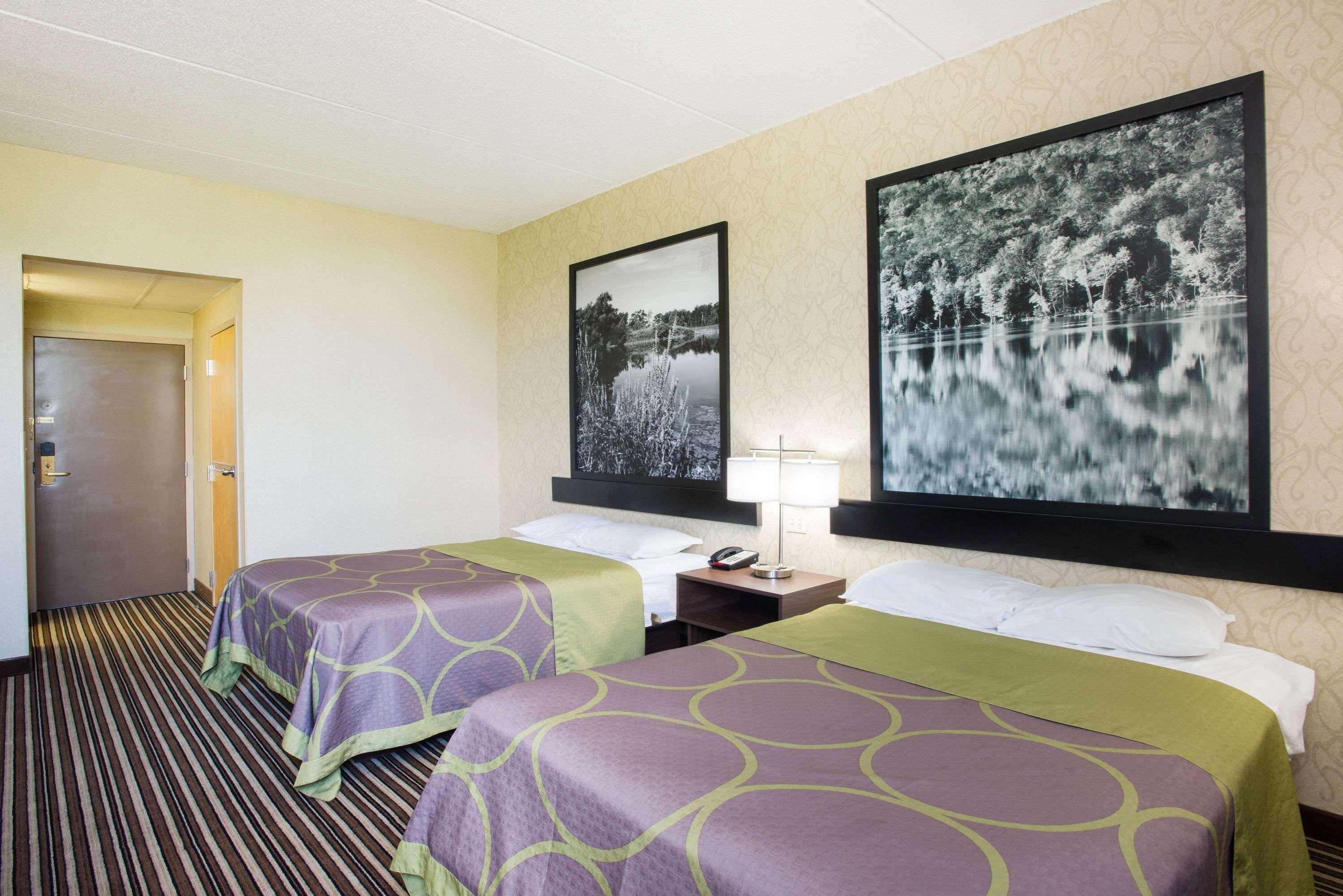 Super 8 By Wyndham Plattsburgh Hotel Bagian luar foto