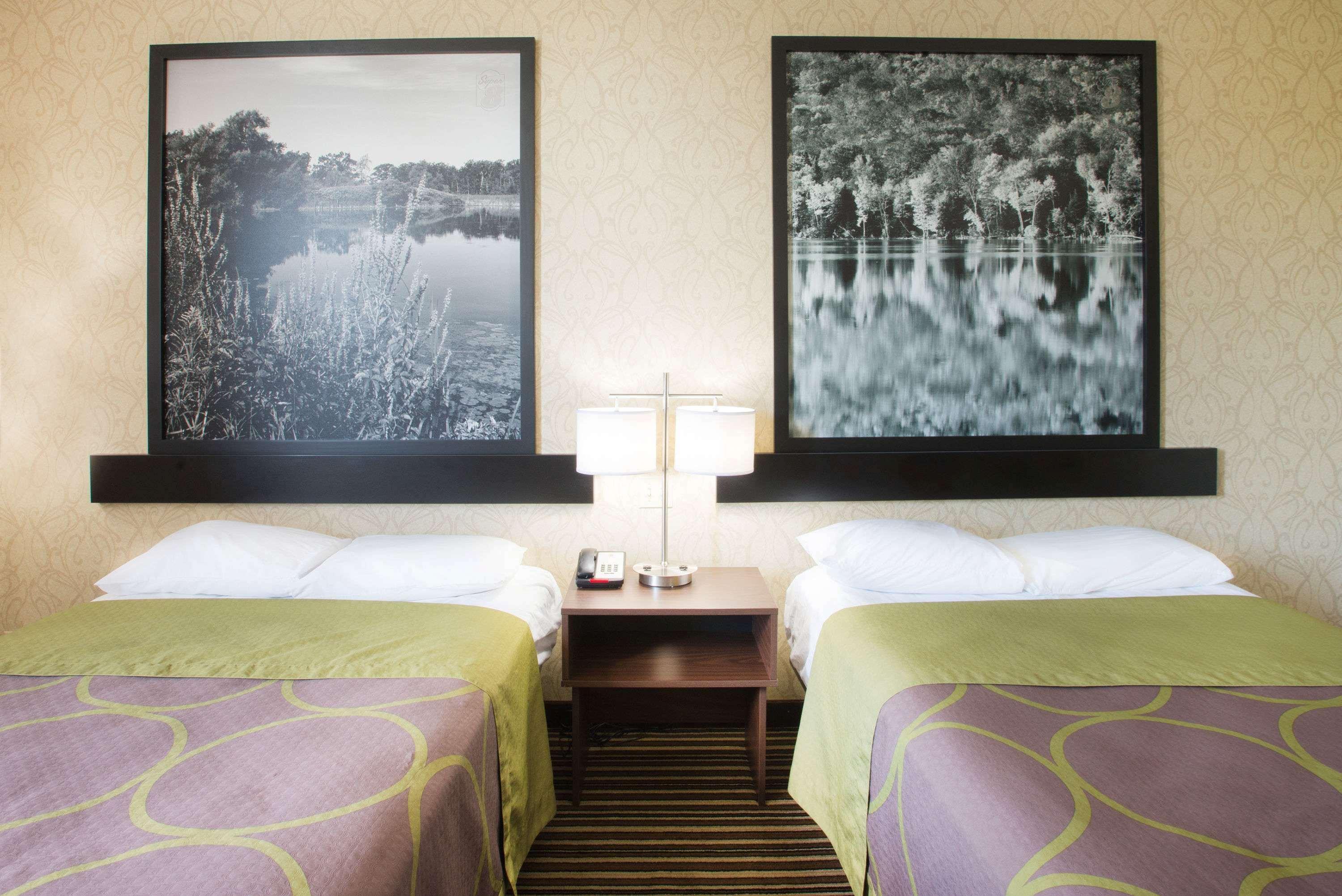 Super 8 By Wyndham Plattsburgh Hotel Bagian luar foto