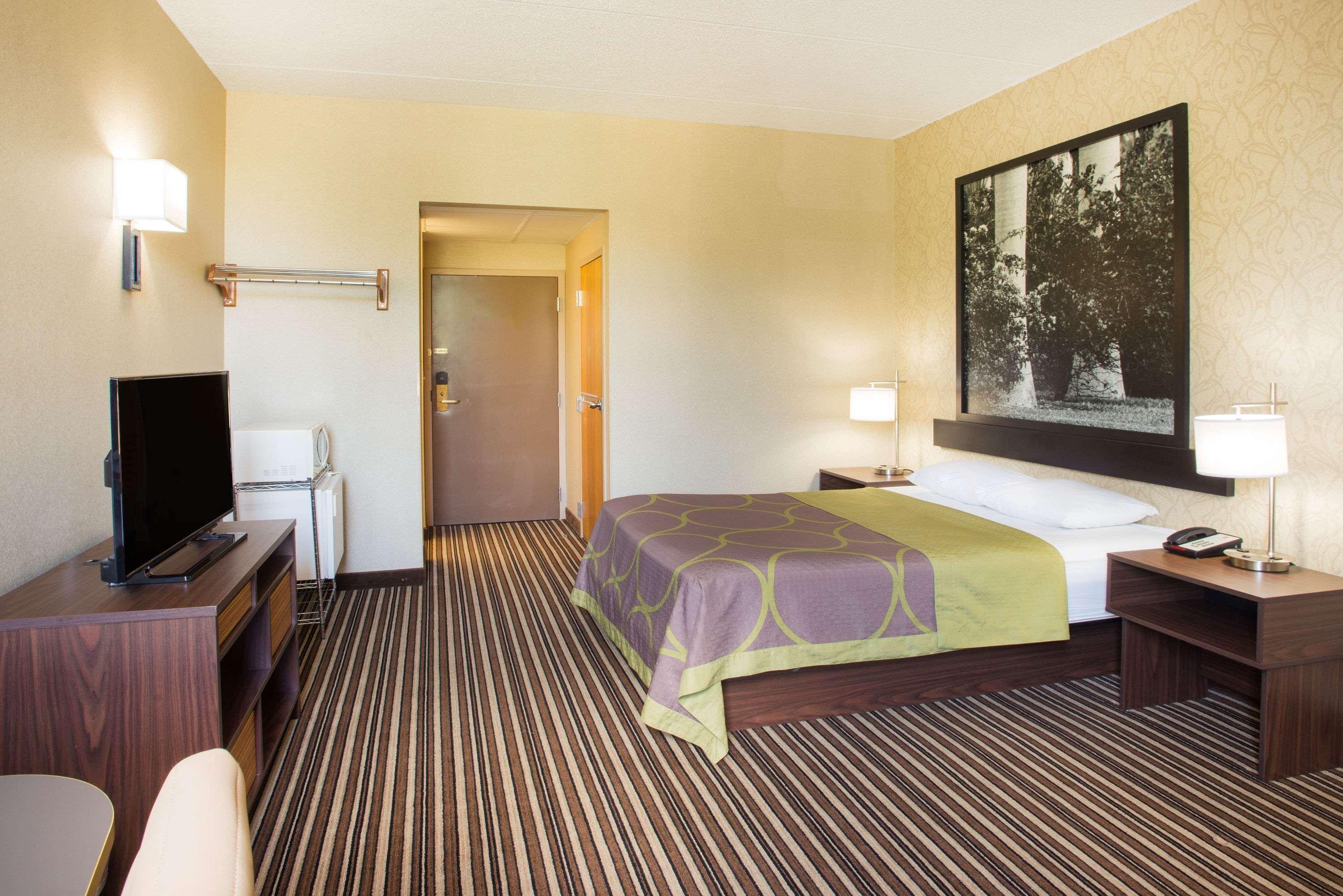 Super 8 By Wyndham Plattsburgh Hotel Bagian luar foto