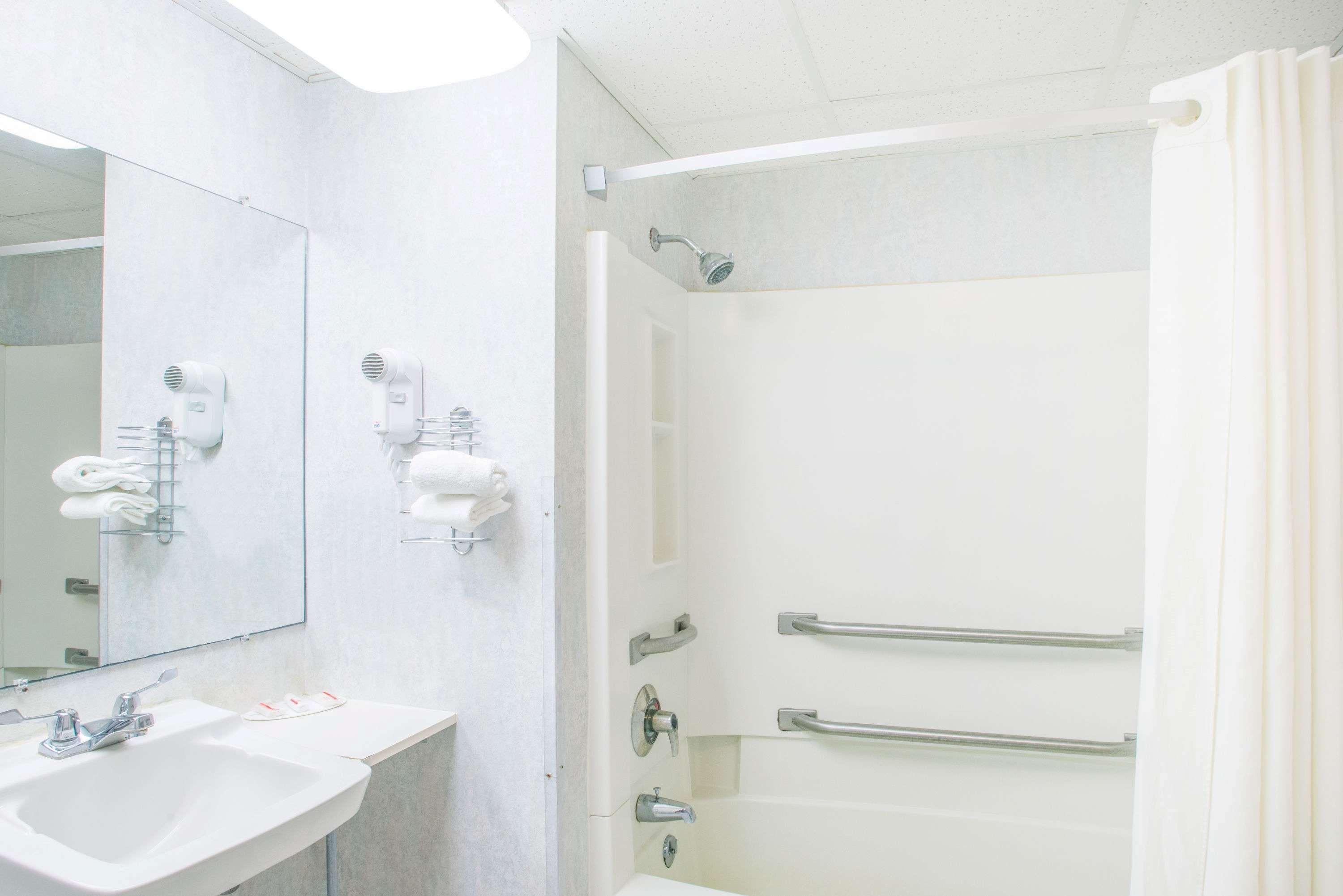 Super 8 By Wyndham Plattsburgh Hotel Bagian luar foto