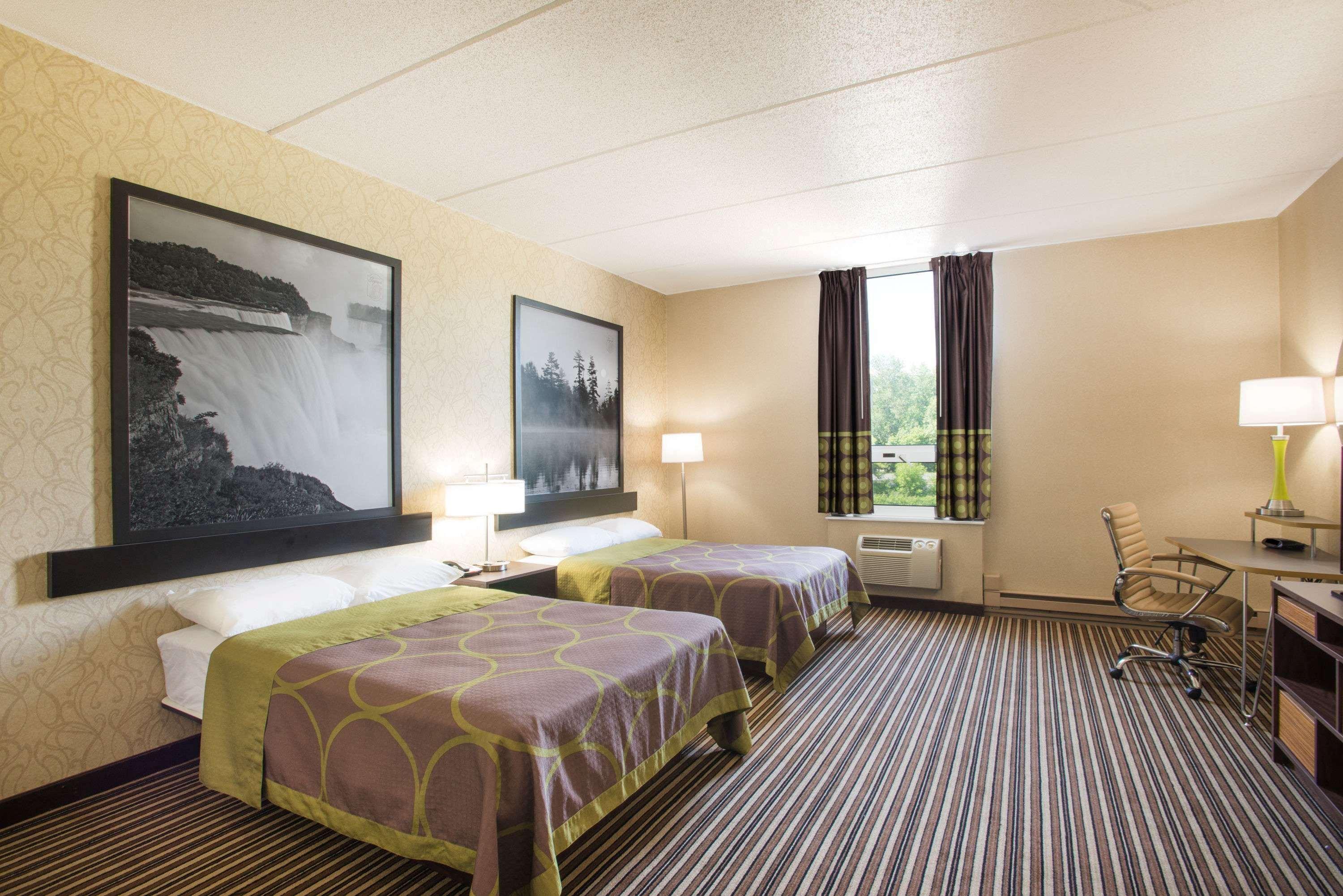 Super 8 By Wyndham Plattsburgh Hotel Bagian luar foto