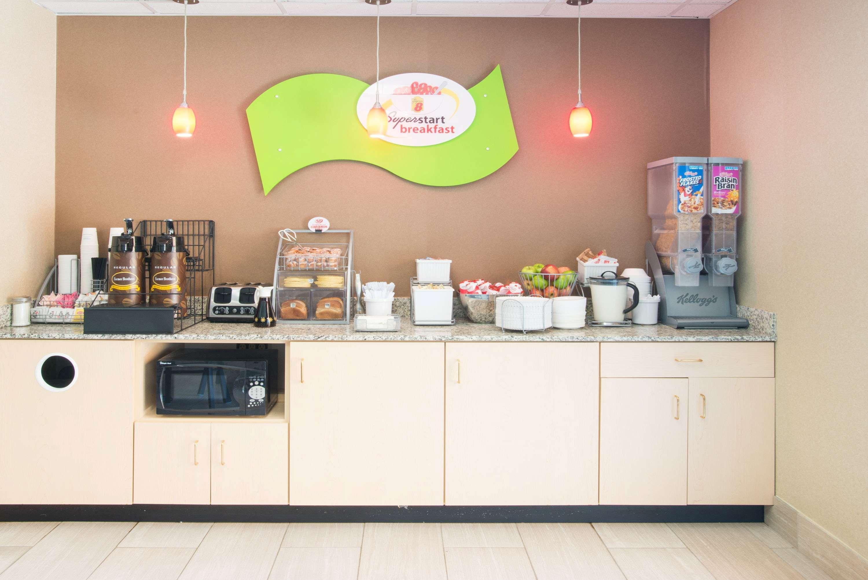 Super 8 By Wyndham Plattsburgh Hotel Bagian luar foto