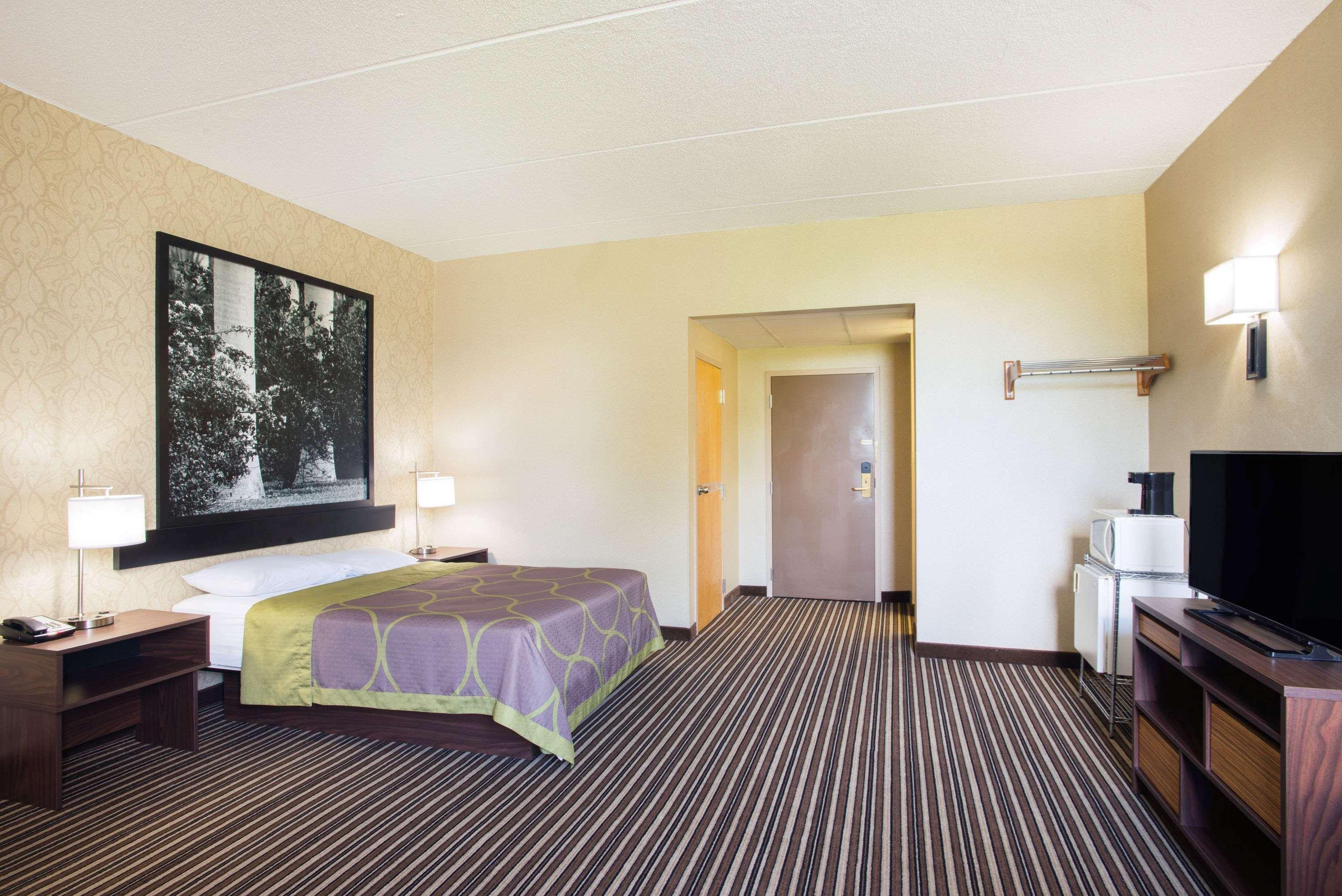 Super 8 By Wyndham Plattsburgh Hotel Bagian luar foto