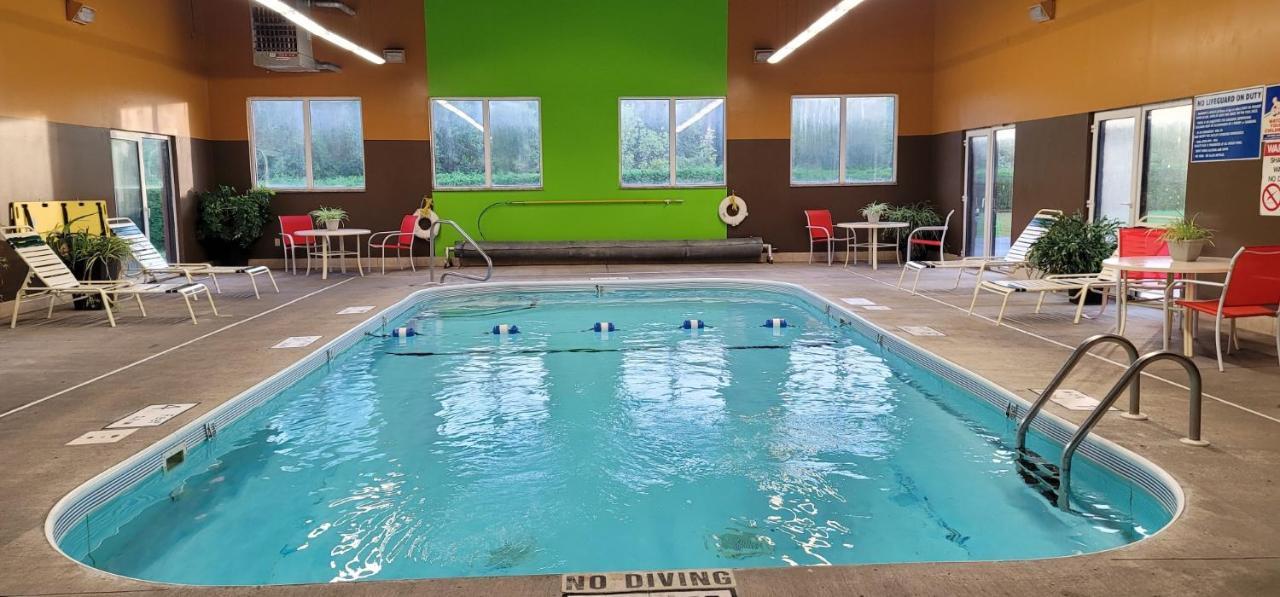 Super 8 By Wyndham Plattsburgh Hotel Bagian luar foto