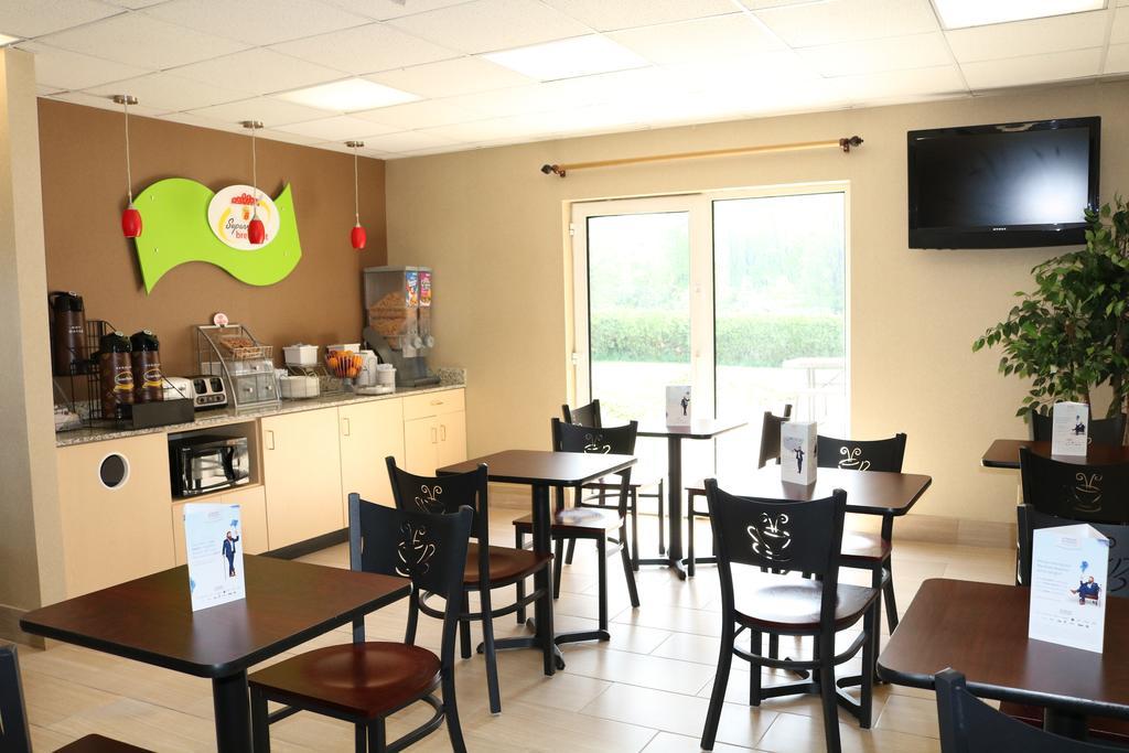 Super 8 By Wyndham Plattsburgh Hotel Bagian luar foto