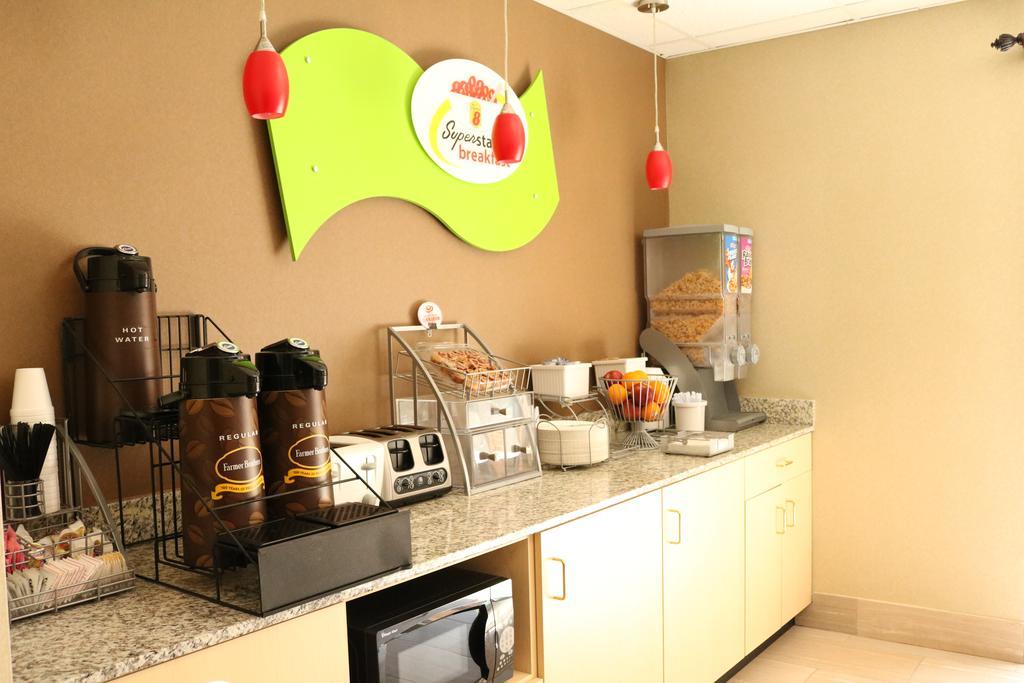 Super 8 By Wyndham Plattsburgh Hotel Bagian luar foto