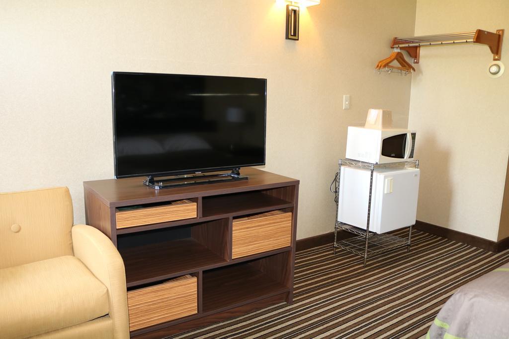 Super 8 By Wyndham Plattsburgh Hotel Bagian luar foto