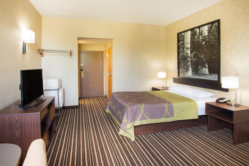 Super 8 By Wyndham Plattsburgh Hotel Bagian luar foto