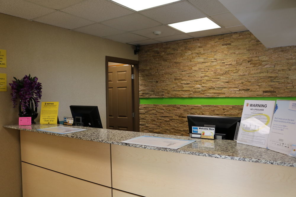Super 8 By Wyndham Plattsburgh Hotel Bagian luar foto