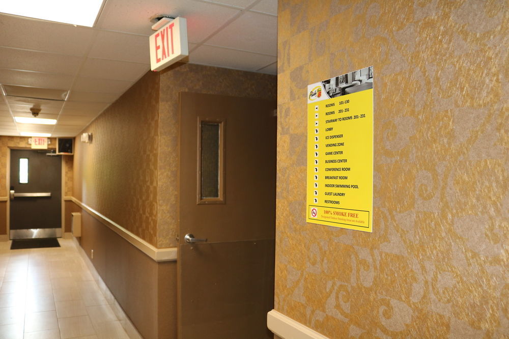 Super 8 By Wyndham Plattsburgh Hotel Bagian luar foto