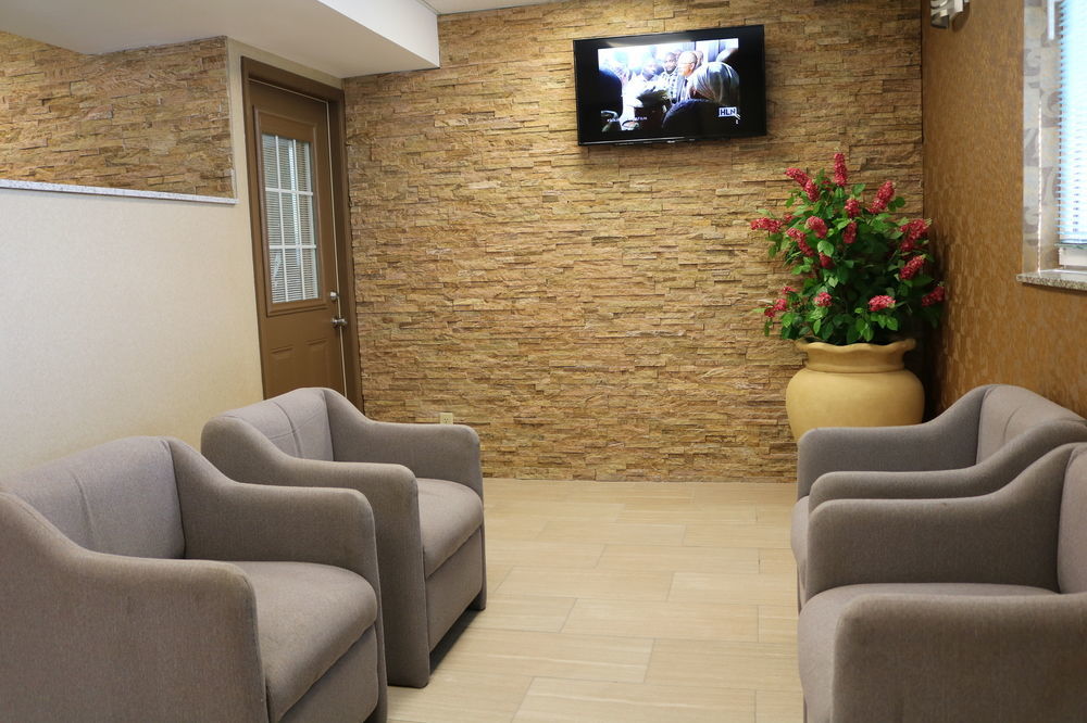 Super 8 By Wyndham Plattsburgh Hotel Bagian luar foto