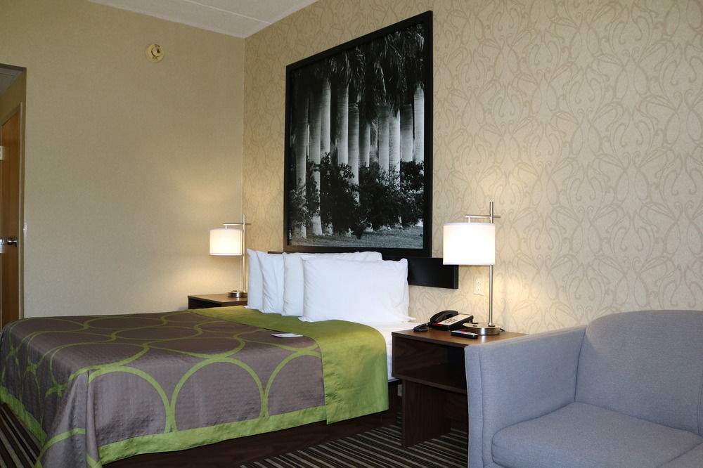 Super 8 By Wyndham Plattsburgh Hotel Bagian luar foto