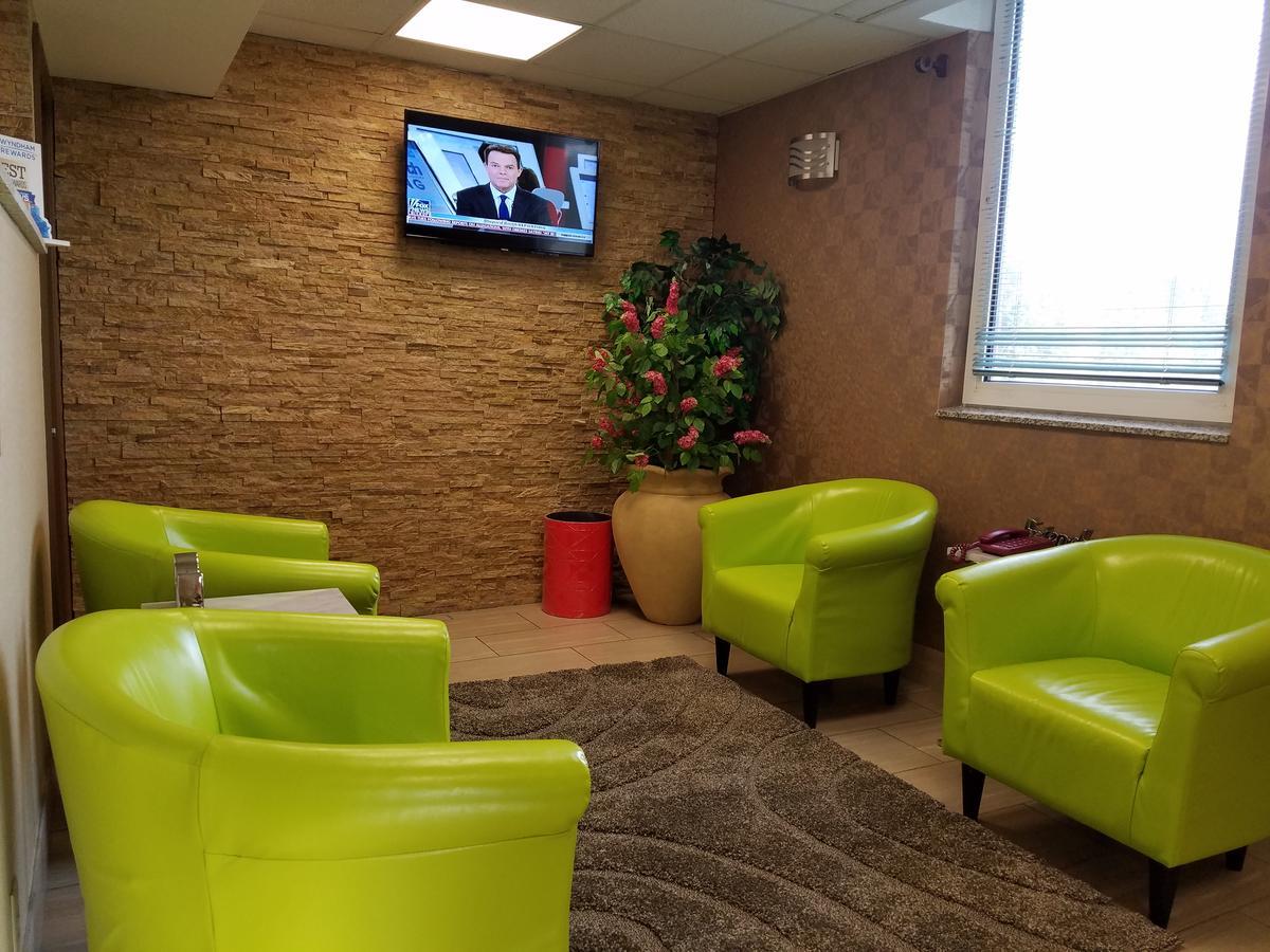 Super 8 By Wyndham Plattsburgh Hotel Bagian luar foto