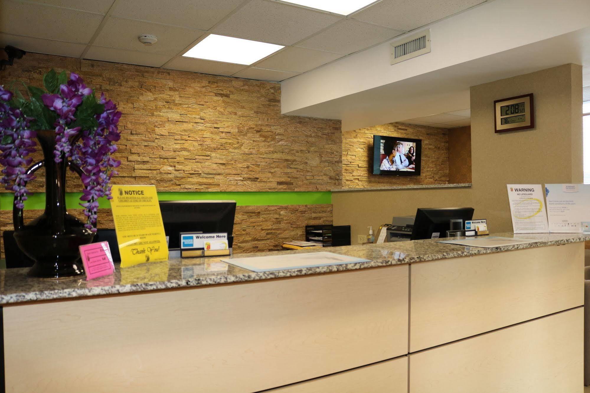 Super 8 By Wyndham Plattsburgh Hotel Bagian luar foto