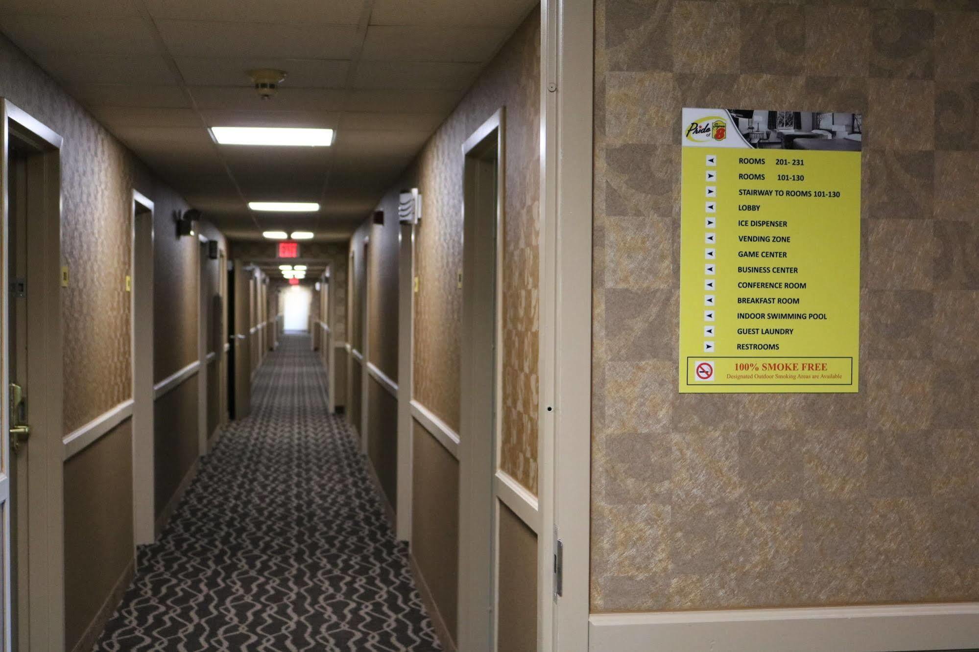 Super 8 By Wyndham Plattsburgh Hotel Bagian luar foto