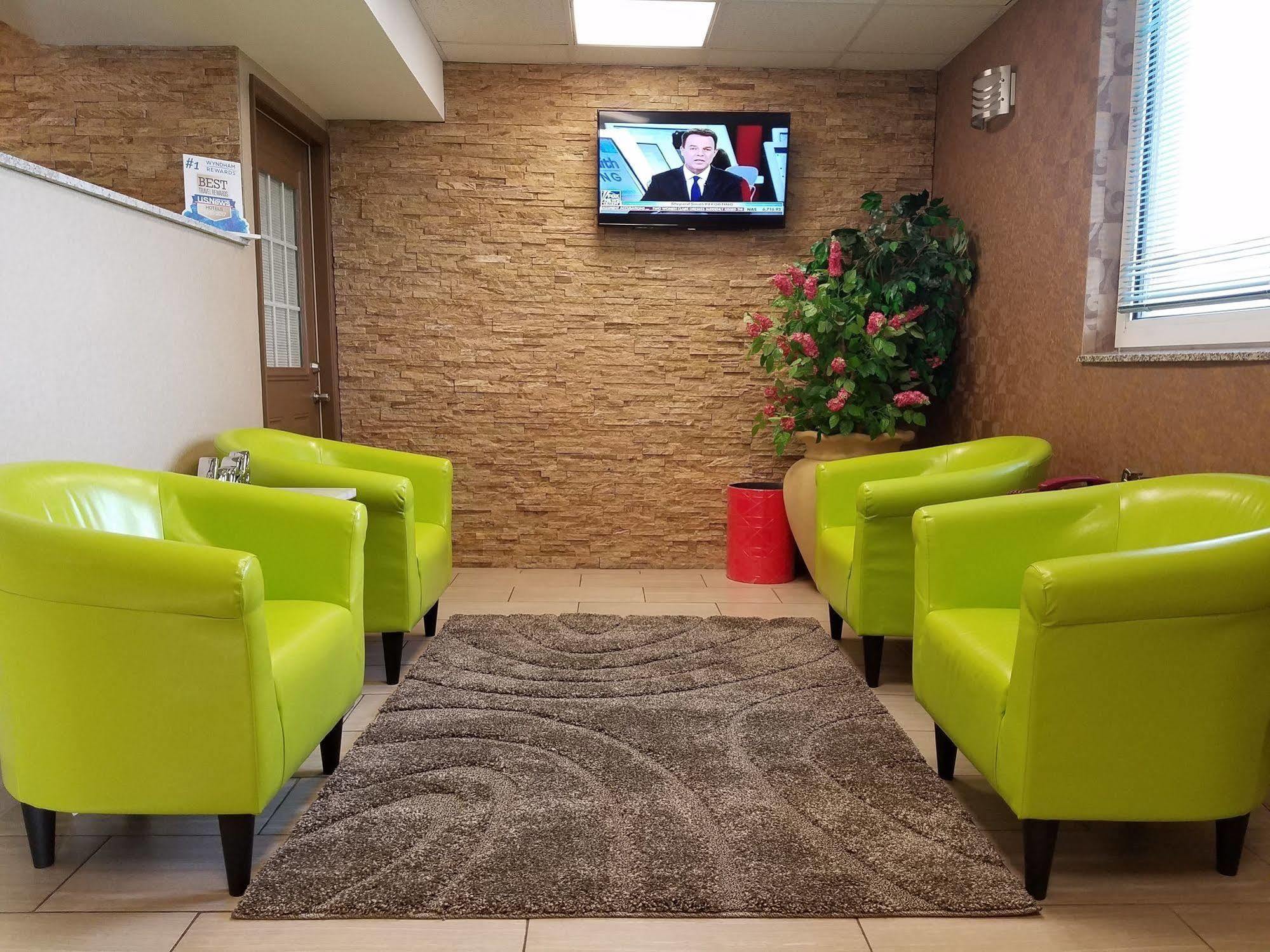 Super 8 By Wyndham Plattsburgh Hotel Bagian luar foto