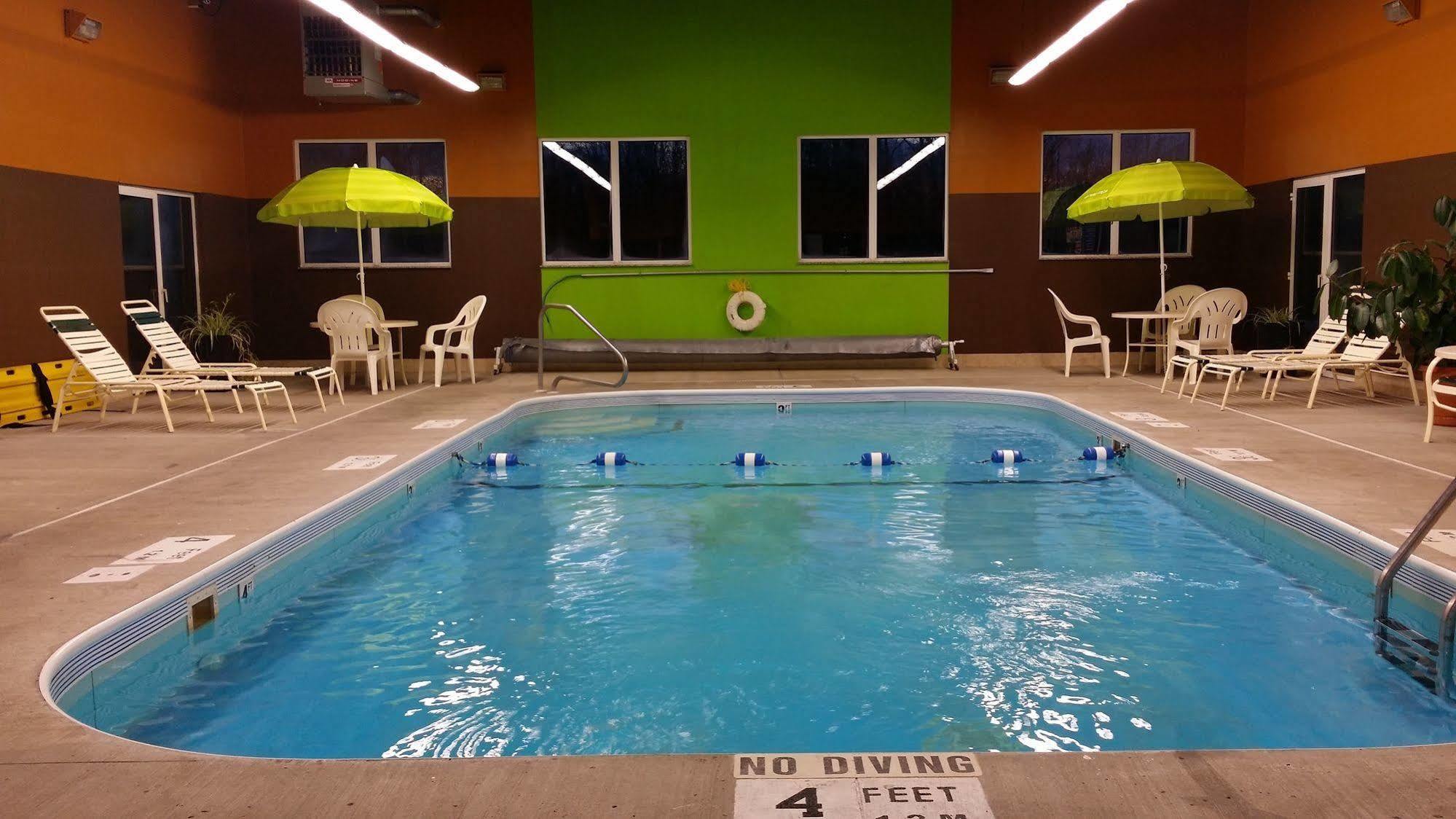 Super 8 By Wyndham Plattsburgh Hotel Bagian luar foto
