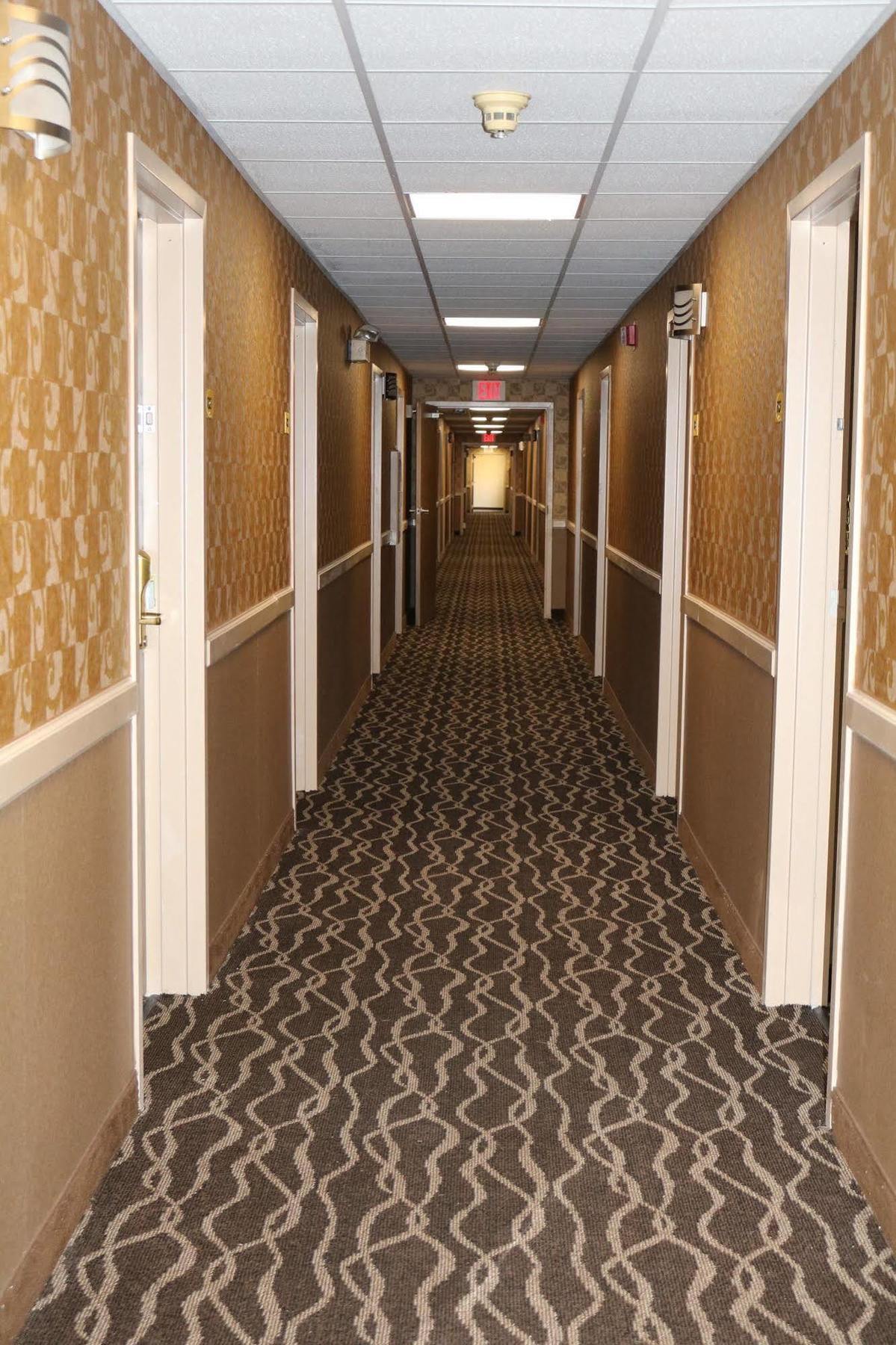 Super 8 By Wyndham Plattsburgh Hotel Bagian luar foto