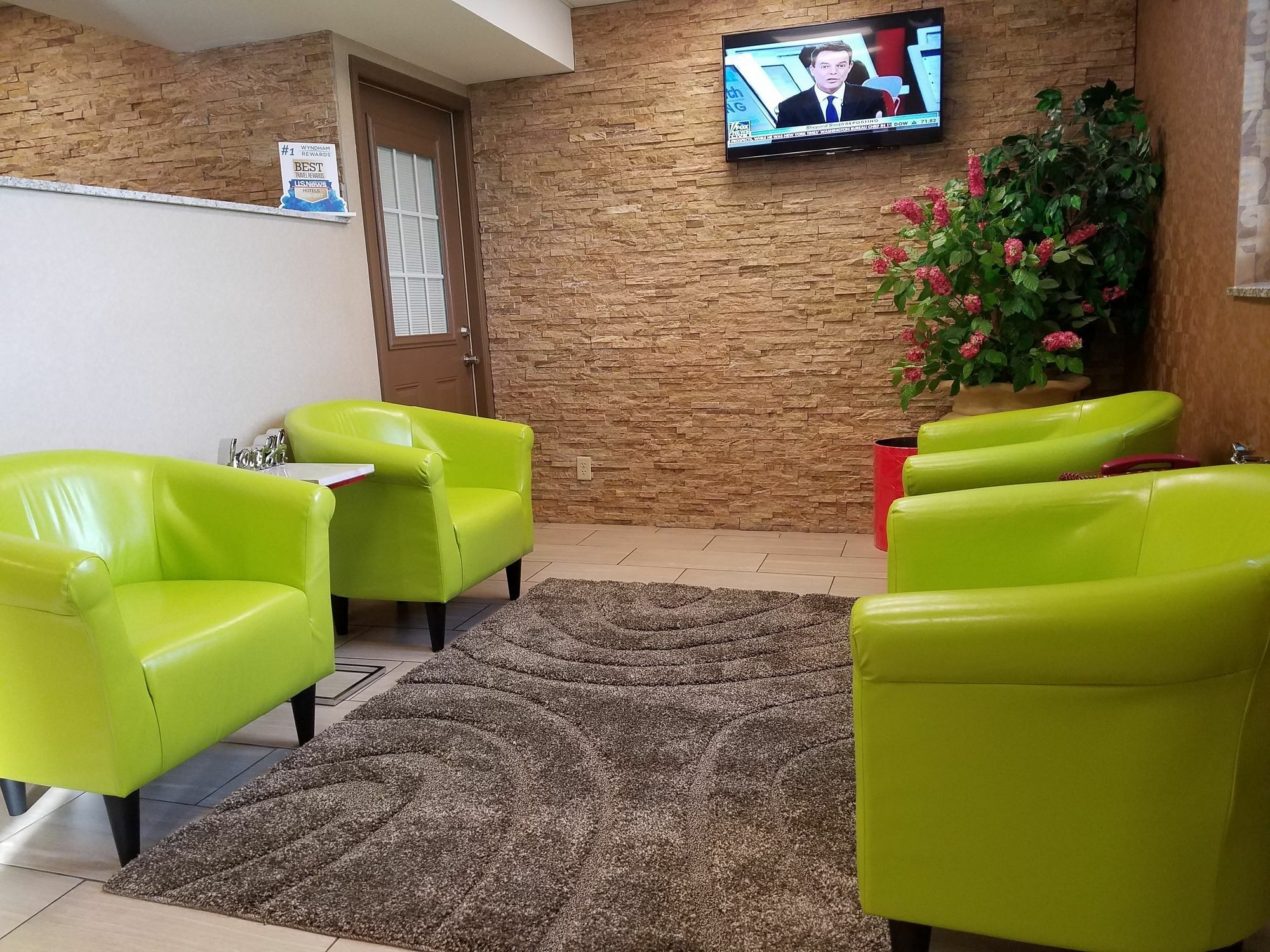 Super 8 By Wyndham Plattsburgh Hotel Bagian luar foto